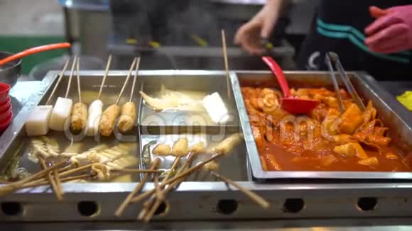 4K流行的韩国食物Tteokbokki韩国釜山炒年糕视频的预览图