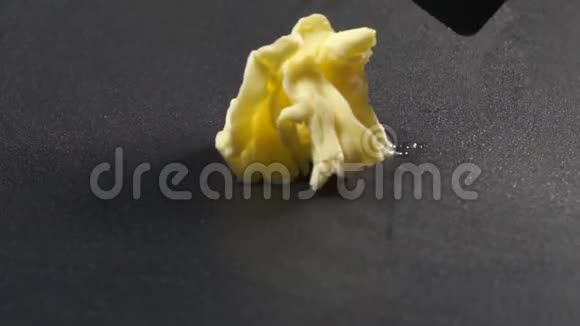 黄油在烤架的热表面融化视频的预览图
