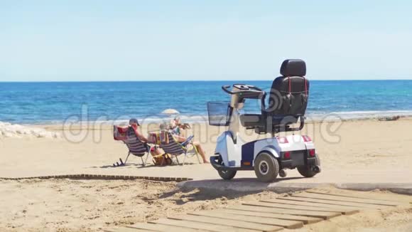 电动轮椅在海滩背景下大海视频的预览图