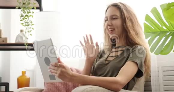 使用数码平板电脑聊天的少女视频视频的预览图