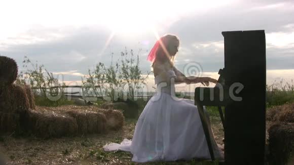 新娘和钢琴视频的预览图