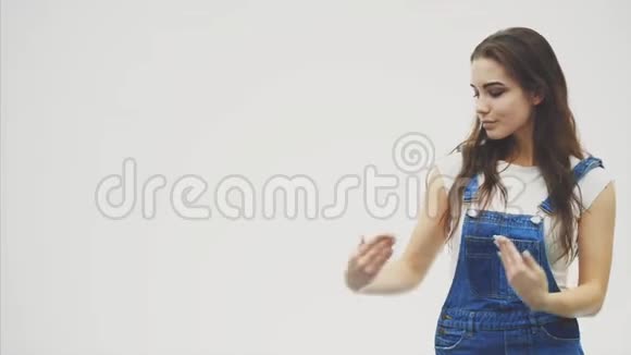带着笑脸的年轻女士正在用她的手在晃动并在镜头前摆姿势视频的预览图