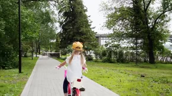 小可爱的女孩在户外骑自行车视频的预览图