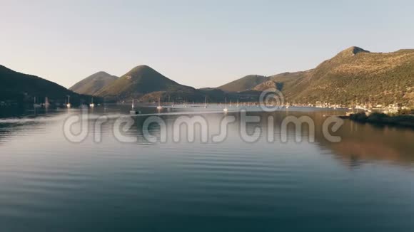 沿海岸小镇Nydri附近帆船的低空鸟瞰图希腊莱夫卡达视频的预览图