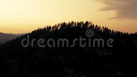 多山景观有丰富的色彩日出黄昏森林的轮廓视频的预览图