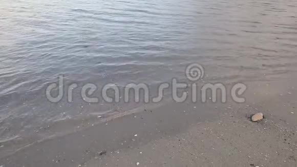 水在沙滩上拍打海岸视频的预览图