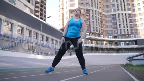 运动场热身中的胖阳性女性视频的预览图