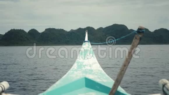 美丽的自然风光从小船出发在海上驶向青山视频的预览图
