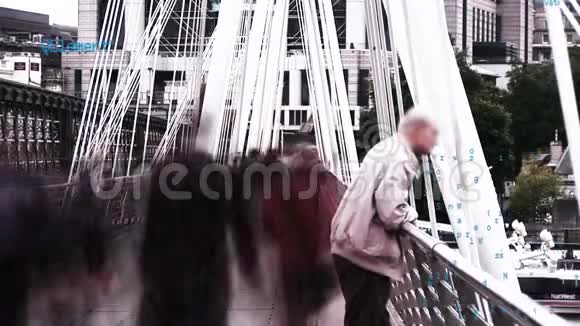 老人靠在桥栏杆上视频的预览图