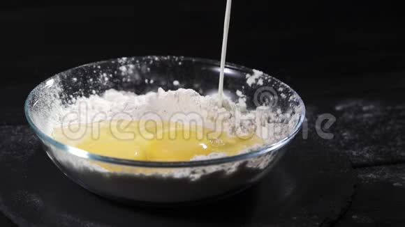 搅拌碗中加入白砂糖搅拌面粉视频的预览图