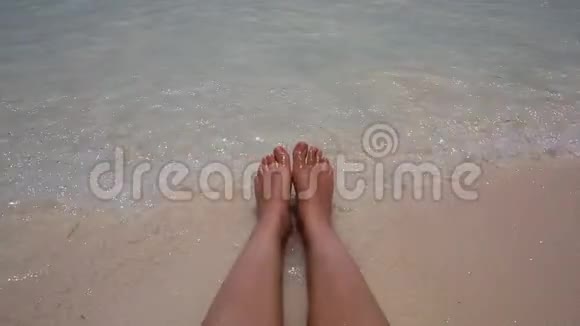 沙滩上女腿的波浪视频的预览图