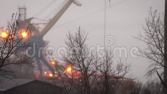 货河港吊车工程夜晚的烟雾或雾气夜晚的灯光正在燃烧神秘的外观视频的预览图