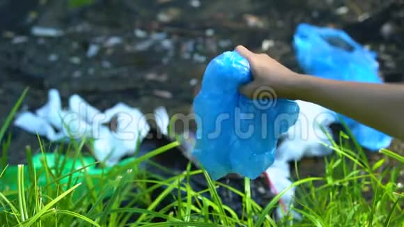在脏湖里扔塑料袋的人不负责任的人影响自然视频的预览图