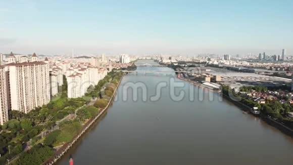 中国沿河修建的住宅区视频的预览图