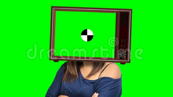 超现实影响者的女人手臂交叉与老式电视在他的头空白绿色屏幕动画标记视频的预览图