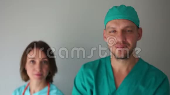 男医生和他的女同意医生医学和医疗保健概念的亲密画像视频的预览图