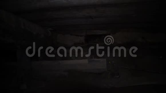 在地下室可见的木支撑腐烂的原木和砖视频的预览图
