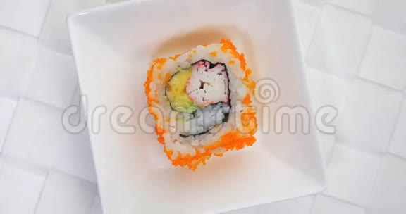 盘上旋转螃蟹鳄梨寿司卷视频的预览图