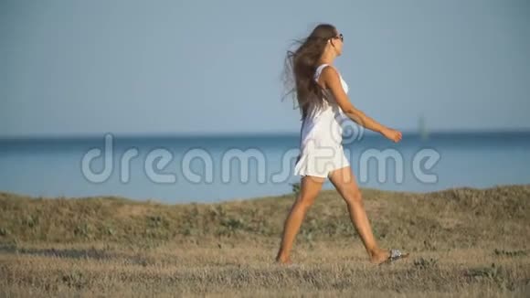 穿着白色裙子靠近大海的女孩视频的预览图