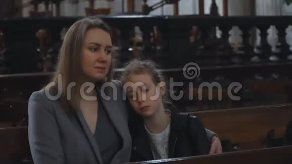 教堂里的女人和女儿视频的预览图