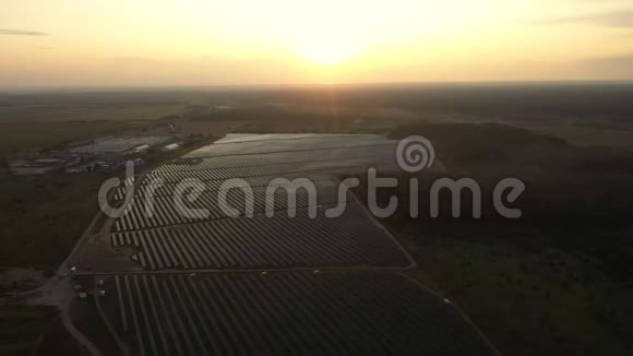 太阳能电池板的4k鸟瞰太阳能电池与阳光无人机飞越太阳能电池板视频的预览图