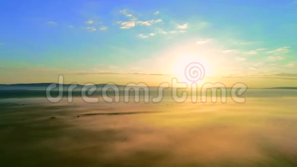 4天空中有着美丽的太阳光线的城市上空雾状的日落鸟瞰图视频的预览图
