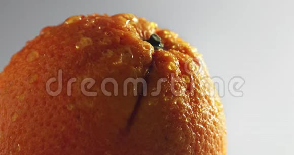 带有水滴的橙色水果视频的预览图