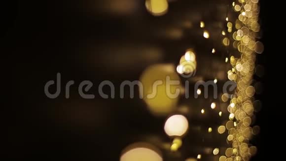 冬天的圣诞装饰品和家庭装饰品以灯笼的形式特写的黄色花环视频的预览图