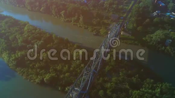 一列火车经过河上的铁路桥的旋转视图4K视频的预览图