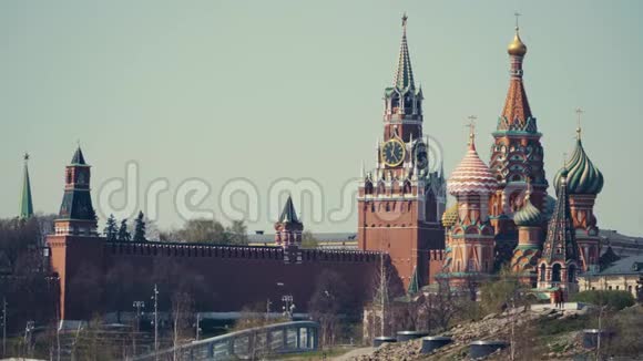 莫斯科克里姆林宫的塔楼和一座塔楼上的钟声视频的预览图