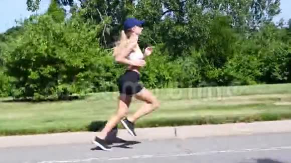 年轻女子正在慢跑锻炼心脏锻炼漂亮的运动女人在公园里跑步视频的预览图