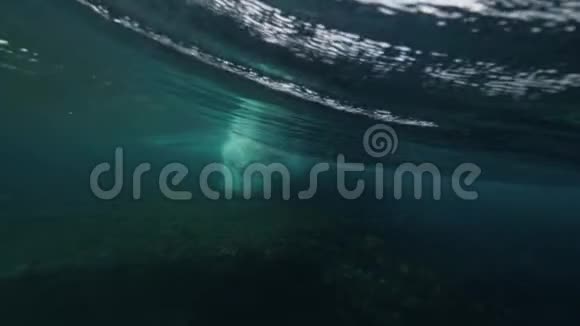 水下海浪在海水中拍打阳光视频的预览图