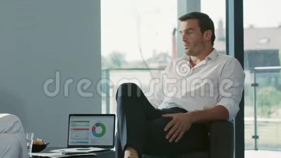 在家里和同事一起工作的商人男性职业女性谈话视频的预览图