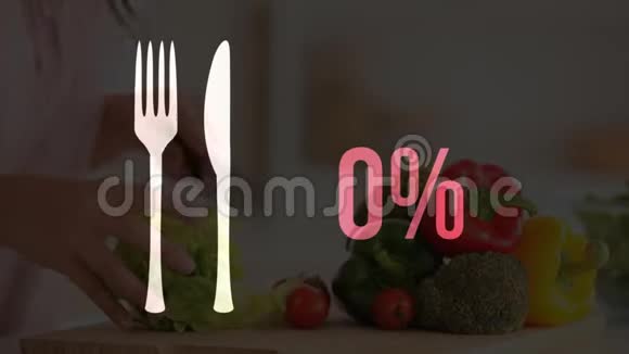餐具图标和增加百分比的粉红色厨师准备菜肴视频的预览图