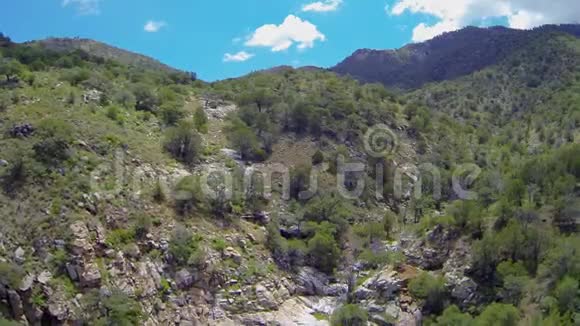 峡谷空中景观视频的预览图