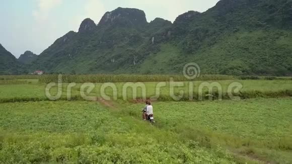 两辆摩托车沿着崎岖不平的道路行驶从空中俯瞰视频的预览图