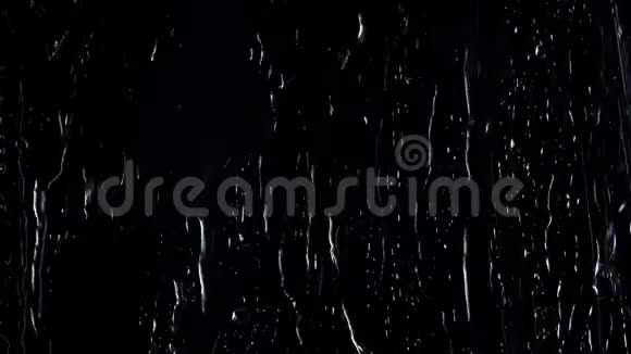雨水在坚实的黑色窗户上倾泻视频的预览图