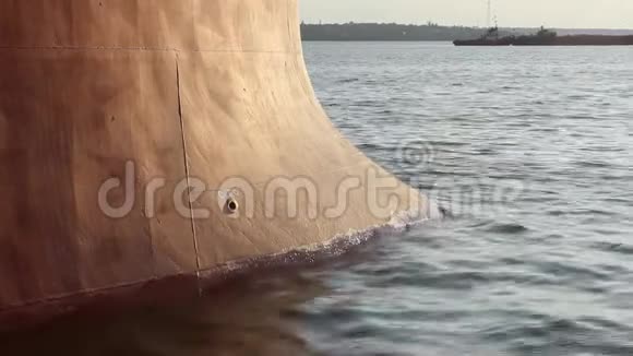 装运前船舶在停泊处海港的水中的货鼻视频的预览图
