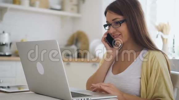 从事全新笔记本电脑工作的年轻女性自营销售经理视频的预览图