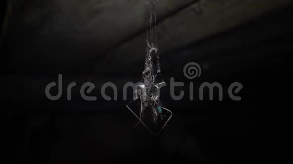 在黑暗的地下室天花板上挂着一张肮脏的蜘蛛网视频的预览图