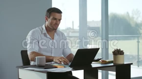 在笔记本电脑工作的商人积极的自由职业者准备文件视频的预览图