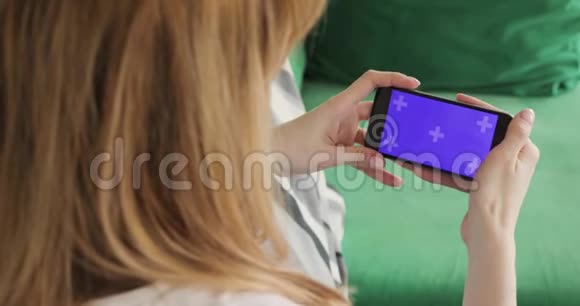 女士正在使用手机与色度键紫色水平屏幕手机和手特写视频的预览图