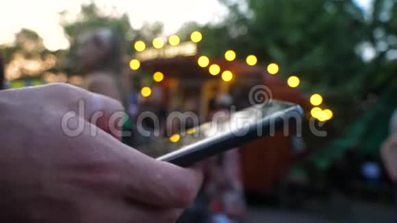 男性在城市节日使用手机视频的预览图