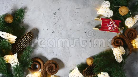 圣诞节和新年的圣诞装饰一双雌性的手在桌子上移动一件带绷带的礼物视频的预览图