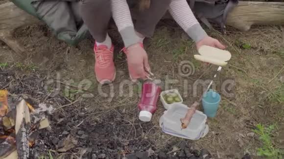 年轻女人做香肠三明治视频的预览图