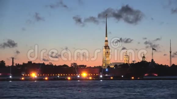 古老的彼得和保罗堡垒的节日照明圣彼得堡视频的预览图