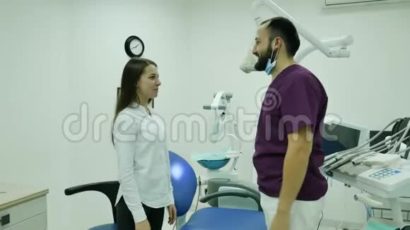 病人感谢牙医医生与医疗保健的成功视频的预览图