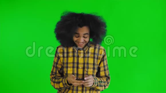 年轻快乐的非洲商人使用手机并在绿色屏幕或色度关键背景上获得好消息概念视频的预览图