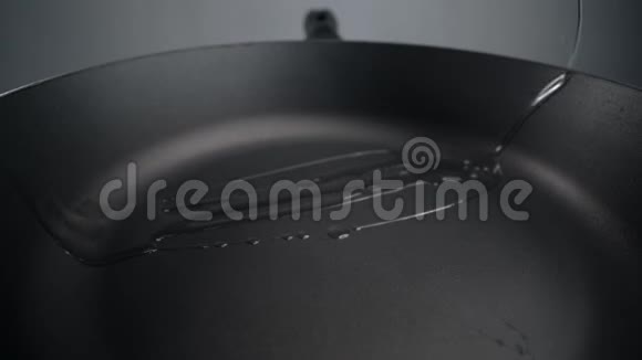 向日葵油正缓慢地倒入热锅中在锅上涂上油脂准备烘焙用视频的预览图