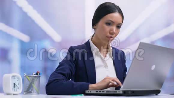 满意的商务女士工作笔记本电脑和放松椅子完成项目视频的预览图